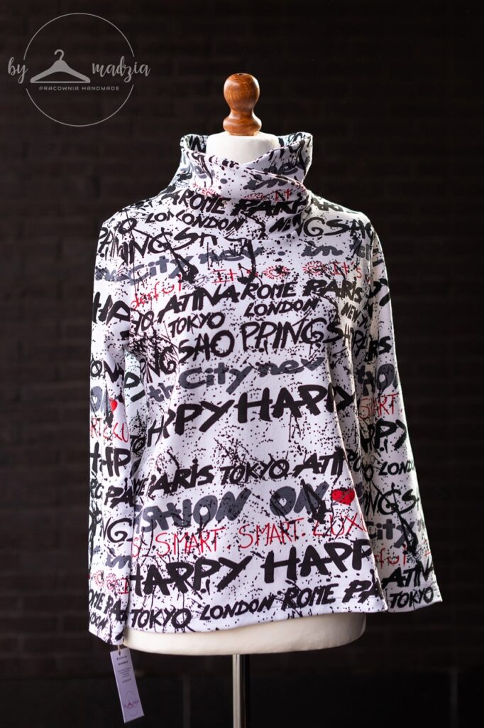 Bluza z figlarnym kołnierzo-golfem uszyta z oddychającej tkaniny dresówka 
cena 110 PLN M/L