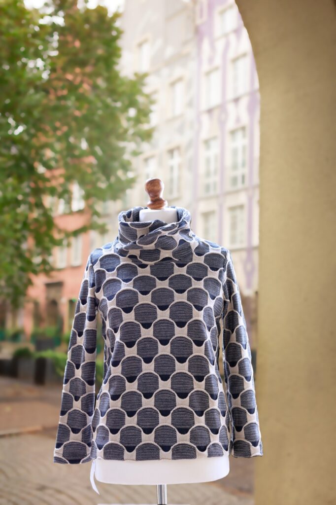 Sweter niebianski cena 130 PLN rozmiar L